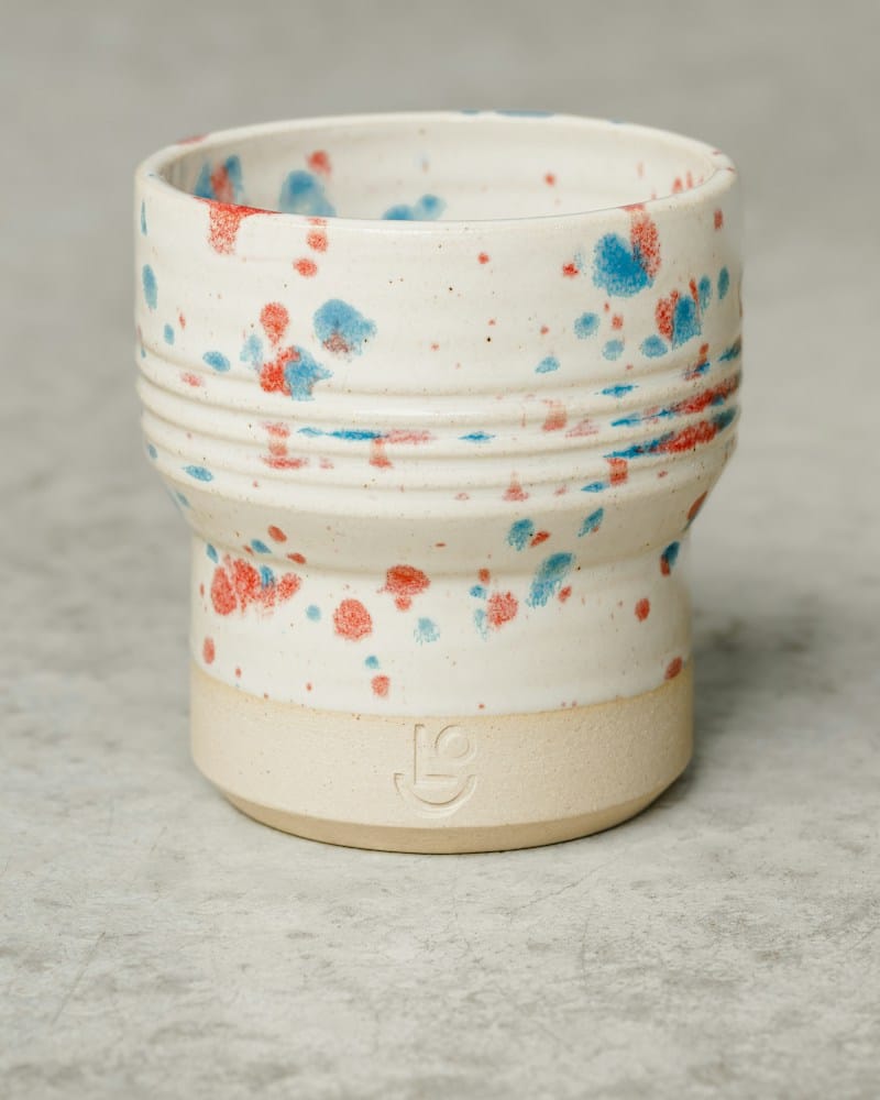 Tasse en grès moucheté